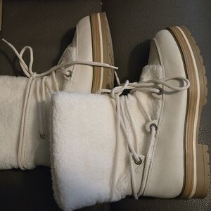 Women's White Winter Boots Portland New Size 9m